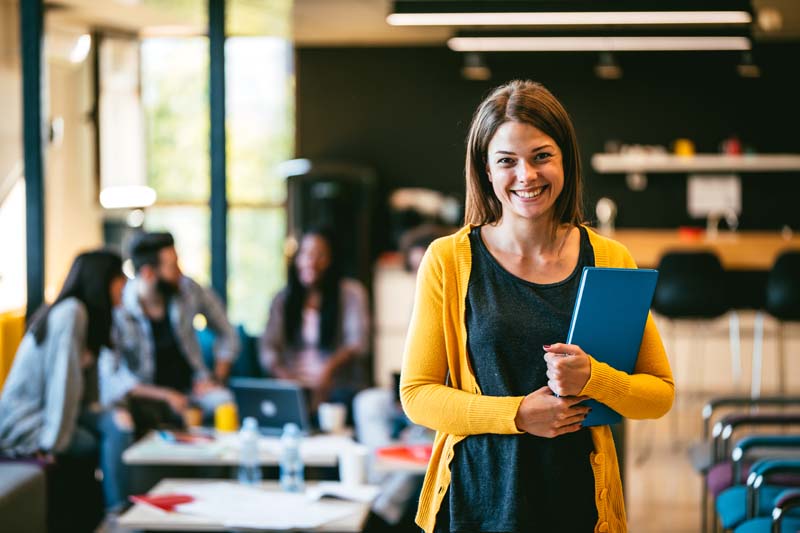 College student woman in library formations diplomantes